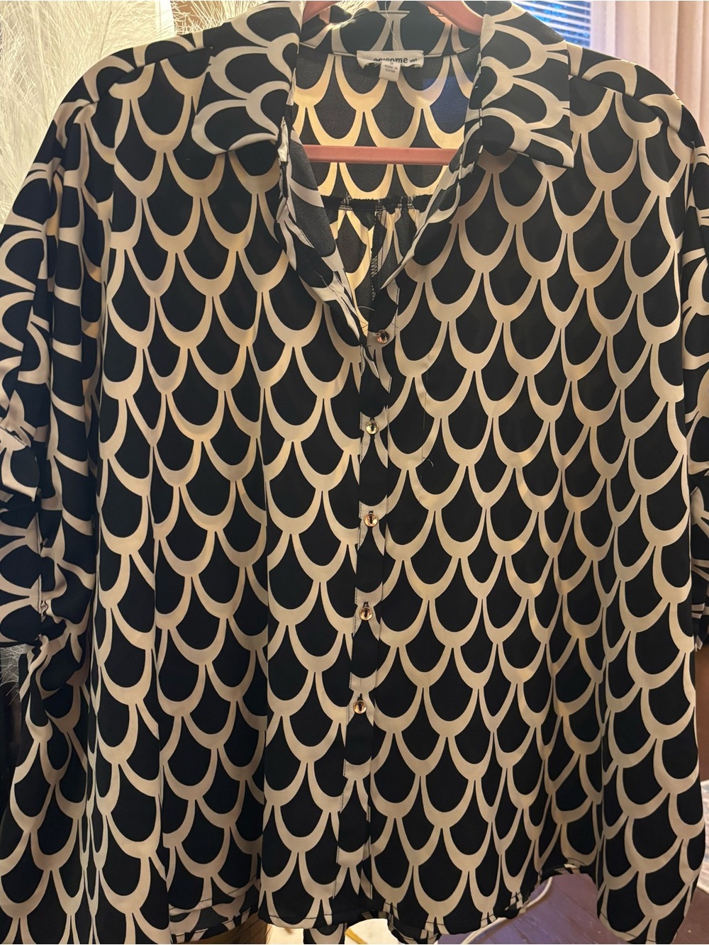 eesome Black and Cream Art Deco Scallop-Pattern Button-Up Blouse